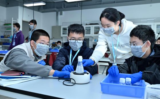 近200名中学生体验科学智能魅力！首届青少年人工智能驱动科学挑战营举办