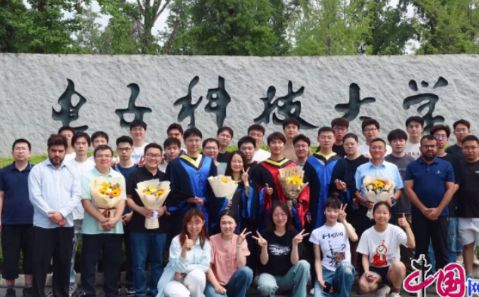 电子科技大学钙钛矿叠层电池研究登顶《Science》引领双碳技术革命